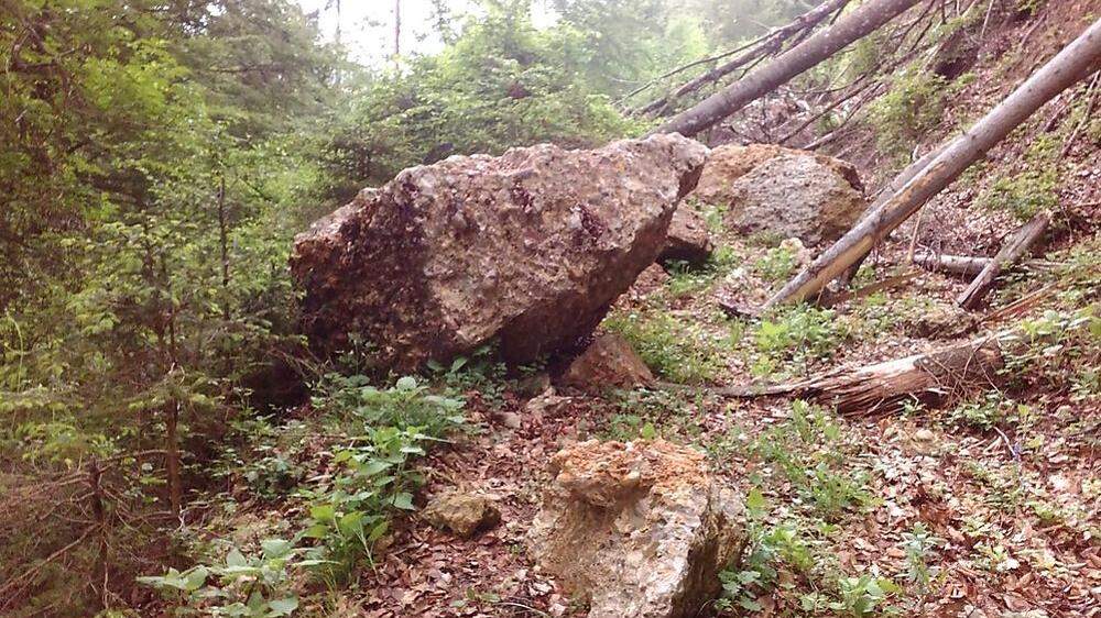 Tonnenschwere Felsbrocken liegen auf einem Güterweg