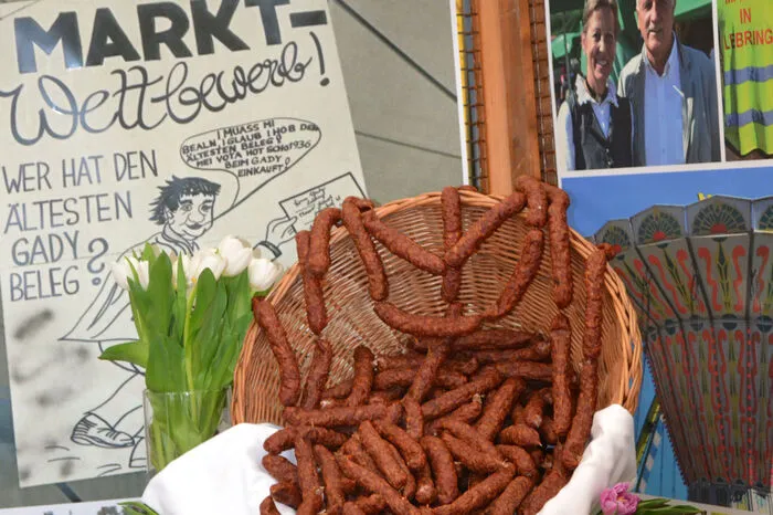 Hartwürstel - Verteilung beim 100. Gady Markt, März 2016