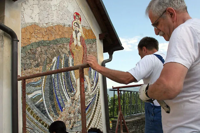 Studenten und Handwerker aus Slowenien, Kroatien, Brasilien und China waren in St. Peter im Einsatz.
