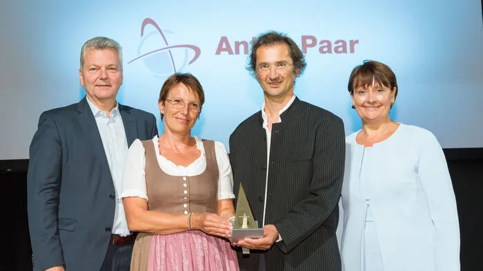 V.l.n.r.: Laudator Bernd Olbrich von der Kleinen Zeitung, Gewinnerin Maria Santner von der Anton Paar GmbH mit Projektpartner Alois Krammer von alpha nova, Laudatorin Herta Stockbauer von der BKS Bank.