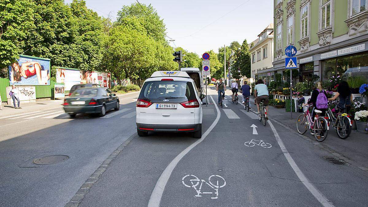 Von den vier Autospuren in der Jahngasse wird eine dem Radverkehr zugeschlagen