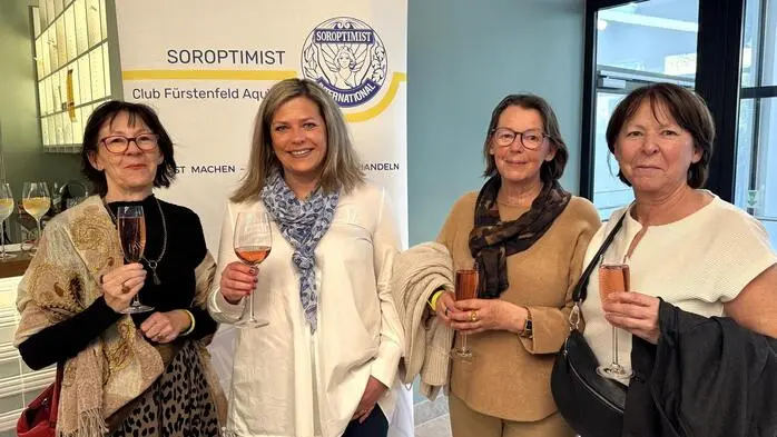 „Wir freuen uns heute Abend ein künstlerisches Multitalent bei uns in Fürstenfeld begrüßen zu dürfen. Mit Ihrem Besuch unterstützen Sie unsere regionalen Projekte, um die Lebensbedingungen von Frauen und Kindern vor Ort zu verbessern“, bedankte sich Club-Präsidentin Rosemarie Scharmer-Rungaldier eingangs in ihren Grußworten und hieß auch Beirat Roland Gogg sowie befreundete Service-Clubs herzlich willkommen. 