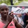 Sabastian Sawe mit dem Adidas-Laufschuh | Sabastian Sawe präsentiert nach seinem Weltrekord seinen Laufschuh von Adidas