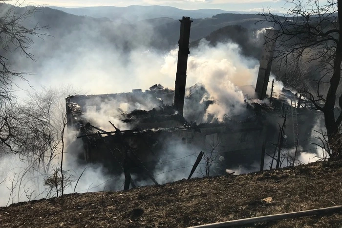 Vom Bauernhaus mit Holzaufbau blieben nur die Grundmauern übrig.