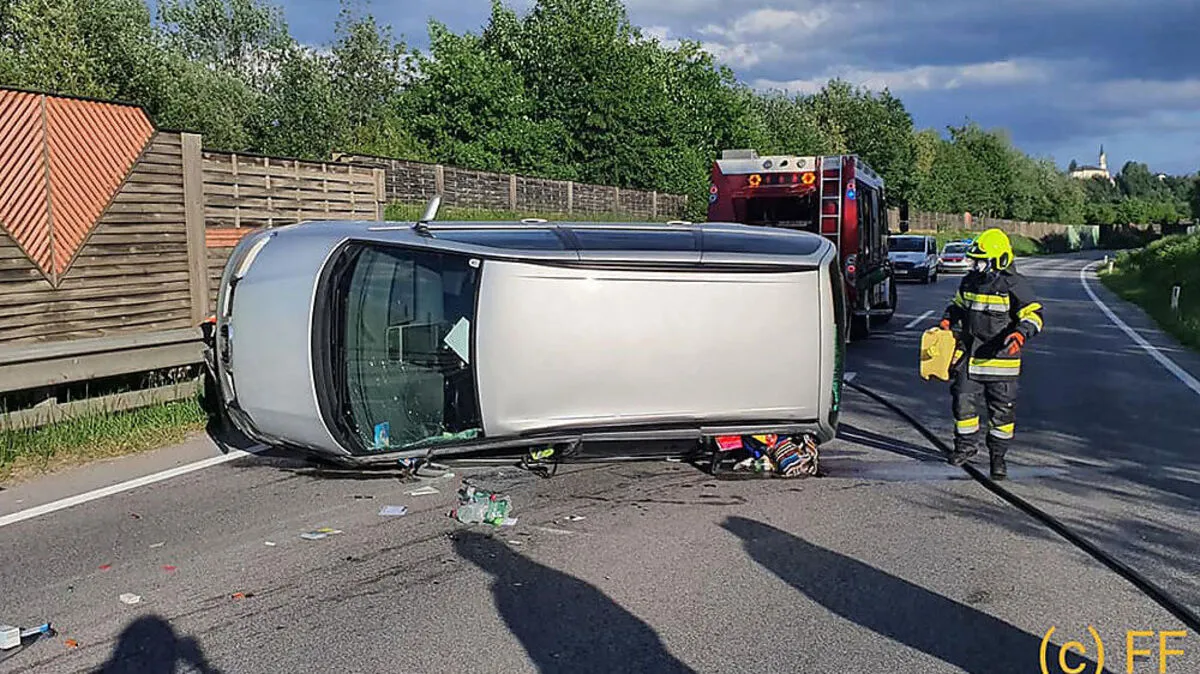 Der Unfallwagen blieb auf der Fahrerseite liegen