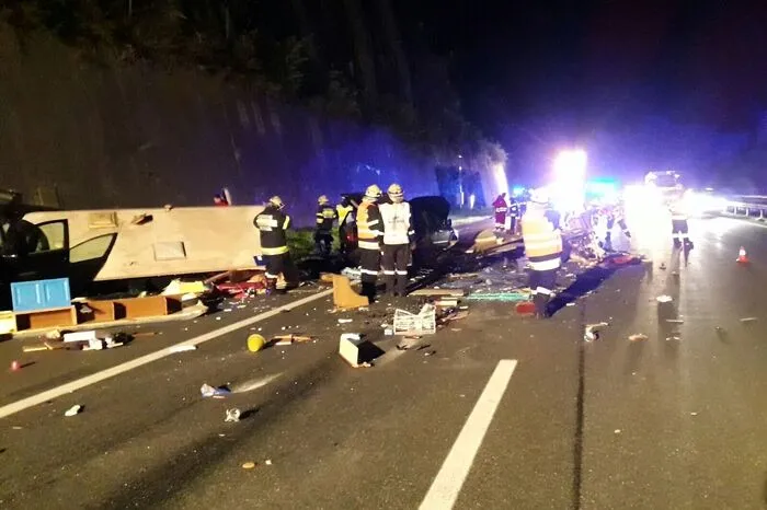 Die Teile und Einrichtung des Wohnwagens waren über Hunderte Meter auf der Autobahn verstreut.