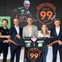 Die 99ers-Familie mit ihren (Haupt-)Sponsoren: Trainer Harry Lange, Manuel Ganahl, Bernd Vollmann, Herbert Jerich, Sara Schmidt, Werner Ressi und Philipp Pinter