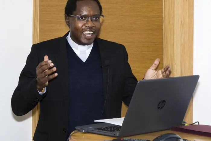 Der aus Butare stammende Nziranziza, aufgewachsen mit fünf Geschwistern im Süden Ruandas, absolvierte mit Unterstützung von Missio Österreich das Priesterseminar in seiner Heimat. Er beschrieb Ruanda als dicht besiedelten Binnenstaat Ostafrikas mit Vulkanlandschaften, artenreicher Natur und den bekannten Berggorillas, aber auch mit der schweren Vergangenheit des Genozids von 1994.