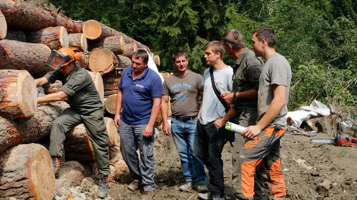 Arbeitsbesprechung mit Geologen, Baggerfahrer und Pionieren auf der Baustelle