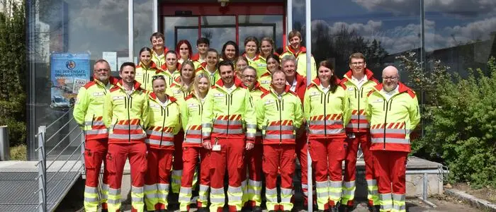 Die neuen Sanitäter mit dem Ausbildungsteam