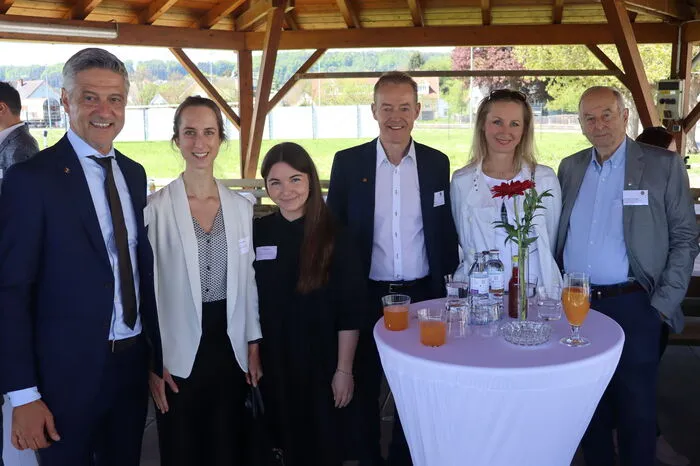 Rondo-Vorstand Hubert Marte (links) mit Mitarbeitern sowie Kundinnen und Kunden.