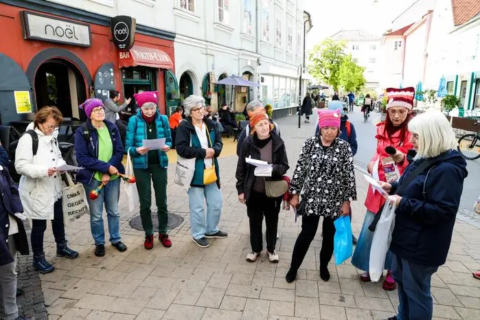 In ganz Österreich veranstalteten die Omas am Freitag einen Aktionstag für die Demokratie, die Menschen/Frauenrechte und gegen den Rechtsextremismus.