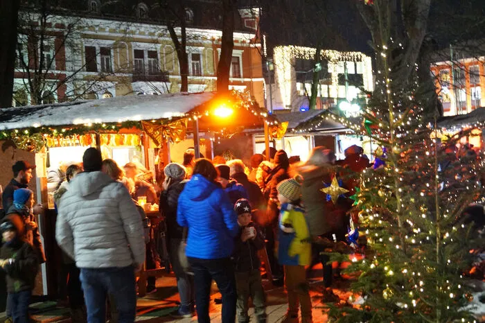Ab 29. November um 17 Uhr verwandelt sich der Spittaler Stadtpark wieder in ein Weihnachtsdorf. Täglich ab 18 Uhr stimmt ein Bühnenprogramm auf Weihnachten ein. Bei den geschmückten Hütten gibt es regionale Schmankerln sowie Handwerk. Bei Kindern wird in der Himmelswerkstatt die Vorfreude auf Weihnachten geweckt. Neuheit: Jeden Samstag von 14 bis 16.30 öffnet der Christkindl-Fotopoint. Spittal. Eröffnung am 29. November um 17 Uhr.