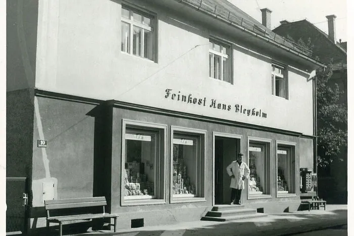 Hans Bleykolm vor seinem Geschäft in der Europa-Allee (aufgenommen vermutlich in den 50er Jahren).