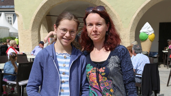 Zahlreiche Kinder und Jugendliche verkauften ihre Waren. 