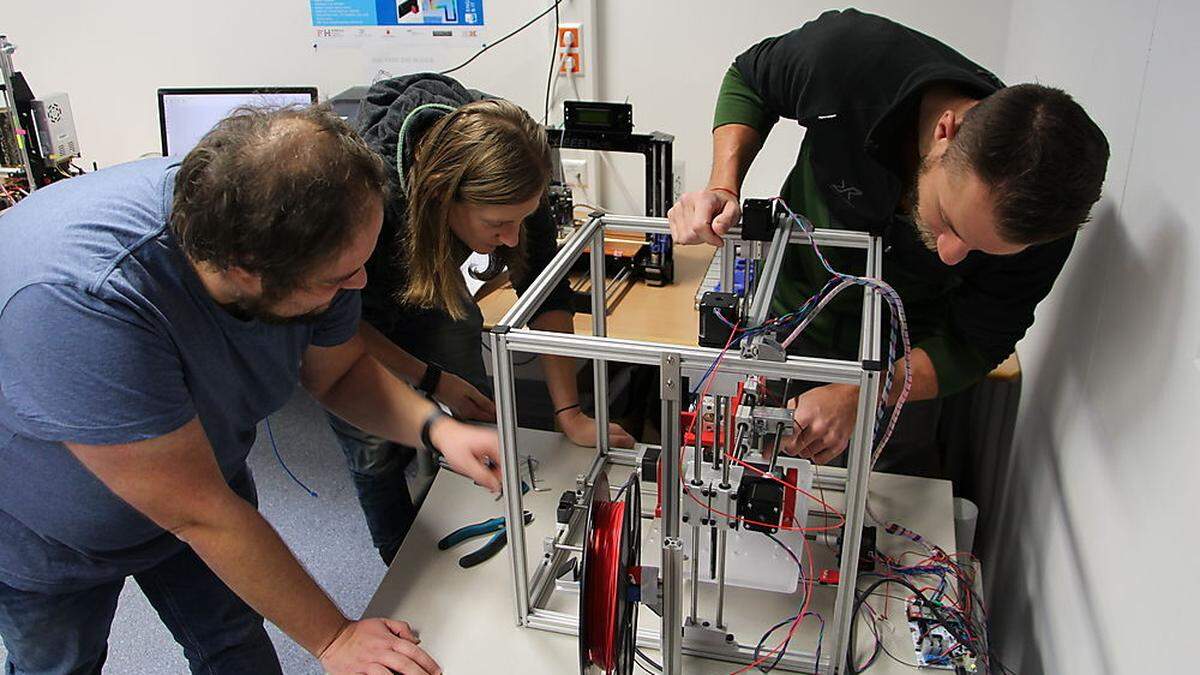 Das Team des CiSMAT experimentiert mit selbst gebauten 3D-Druckern zum Einsatz von faserverstärktem Kunststoff