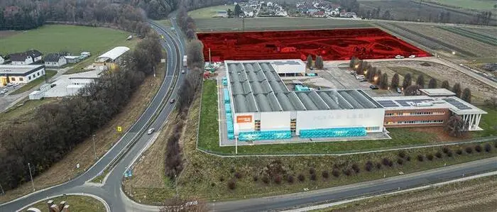 Auf der rot markierten Fläche hinter der „Hans Leeb GmbH“ in St. Thomas bei Wolfsberg wird die neue Postbasis errichtet