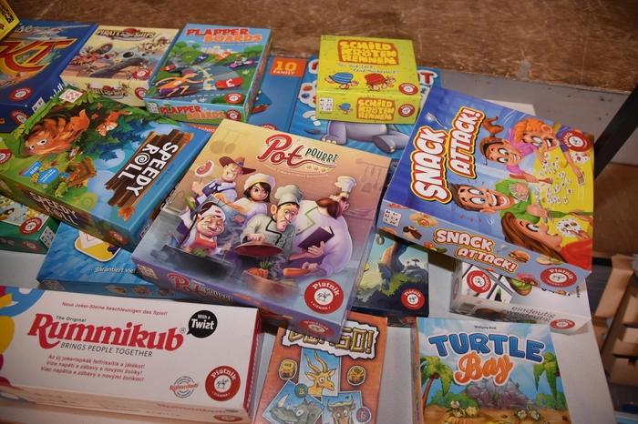 Bis Sonntag wird gespielt. Am Freitag sogar bis 22 Uhr, wobei am Abend nur Erwachsene Spiele spielen. Samstag und Sonntag öffnet der Spielesaal ebenfalls um 9 Uhr. Die Spielzeit endet um 18 Uhr. 