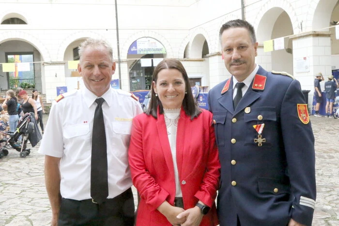 Beim Zweitagesfest in der alten Bischofsstadt unter anderen gesehen: Bezirksfeuerwehrkommandant Friedl Monai (links), Bürgermeister Franz Pirolt sowie Dechant Johann Rossmann. 