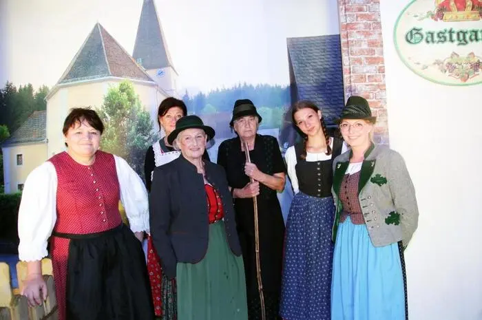 Und auch schon die ersten Besucher durften sich das Volksstück noch vor der Premiere anschauen.