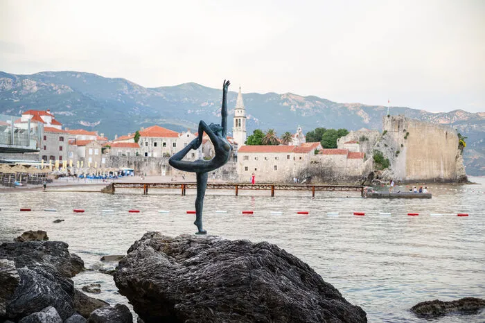 Bei einem Erdbeben 1979 wurde die von einer mittelalterlichen Mauer umgebene Altstadt von Budva schwer in Mitleidenschaft gezogen und danach Stein für Stein rekonstruiert.