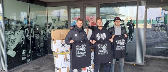 Der SK Sturm Graz spendete 800 T-Shirts für die Sammelaktion der SOS Balkanroute.