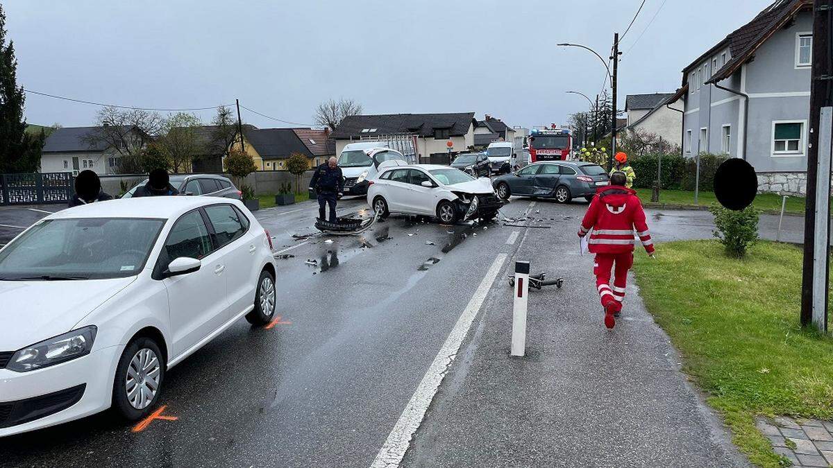 Ein Alkolenker hat am Freitag einen Unfall mit drei Pkw in Feldkirchen verursacht. Die Kräfte der FF Feldkirchen sicherten die Unfallstelle ab und bargen die Unfallfahrzeuge