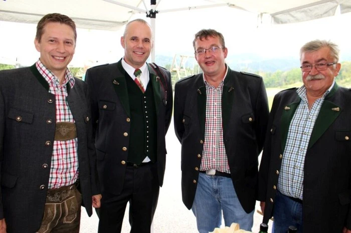 Herbert Schwengerer, Organisator und Obmann der Wirtschaftsplattform Wechselland mit Franz Scherbichler und der Familie Stefan Fuchs aus Rohrbach.