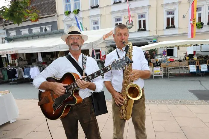 Am Sonntag sorgten „Die Alpenspezis“ mit Hubert Scheiber (Steirische Harmonika & Saxophon) und Siegfried „Sigi“ Müller (Gitarre) für die musikalische Umrahmung. 
