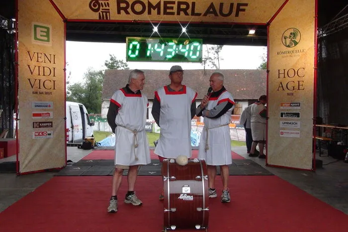 Das Forum Römerlauf mit Obmann Kurt Stessl, Sepp Hartinger und Bgm. Helmut Leitenberger an der Spitze, hatte zum Jubiläum "10 Jahre Abendlauf" geladen.