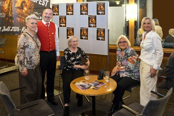 „150 Jahre für die Blasmusik, 150 Jahre Emotionen, Freude, Wehmut und Freundschaft“, mit diesen Worten begrüßte Obmann Erich Wolfsberger die zahlreichen Besucher und Blasmusikfreunde. In seiner Ansprache blickte er stolz auf die lange Geschichte des Klangkörpers zurück: „Was 1876 begann, erfüllt uns heute mit Freude. Musik hat über Generationen hinweg verbunden – dieses Konzert ist ein Dankeschön an alle, die uns auf diesem Weg begleitet haben.“