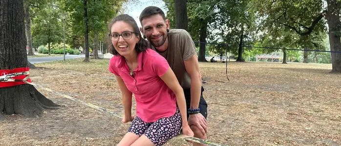 Seit Mai unterstützt Ramon Chifor (r.) Sarah Schlager (l.) im Alltag
