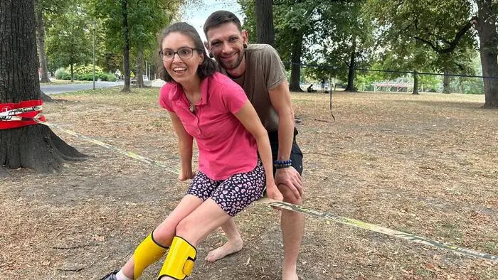 Seit Mai unterstützt Ramon Chifor (r.) Sarah Schlager (l.) im Alltag