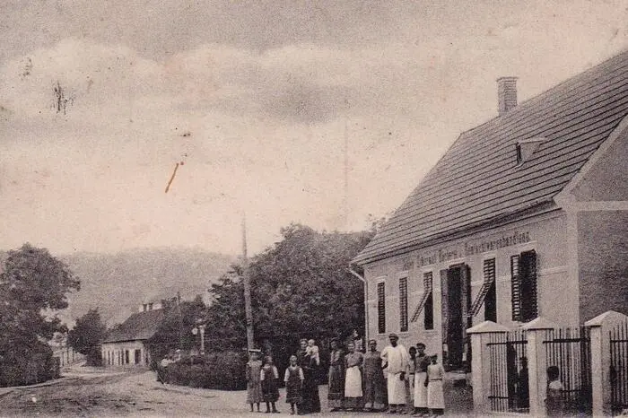 Die Gleichenbergerstraße, sie besteht seit langem, wurde 1915 im Zuge des Baus des Kriegsgefangenenlagers um sechs Meter verbreitet und geschottert