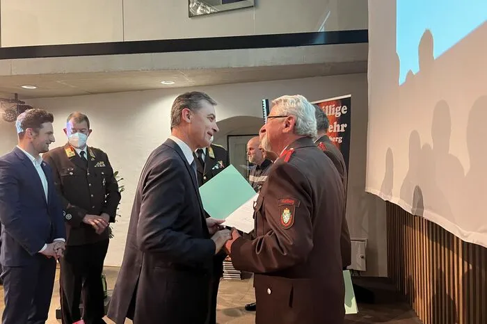 Ehrungen für verdiente Mitglieder der Freiwilligen Feuerwehr Hartberg.
