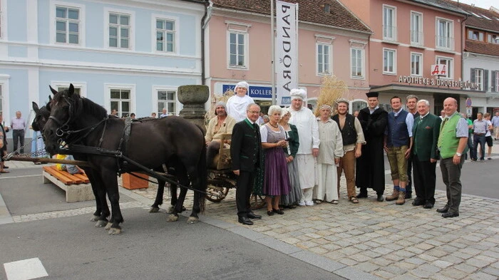 Nach Jahrhunderten wurde der Feldbacher Steinerne Metzen wieder mit Getreide gefüllt.