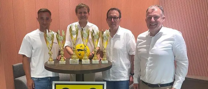 GAK-Vizekapitän Tobias Koch (l.) bei der Präsentation des 7. Raiffeisen-Cups in der Raiffeisenbank Straß