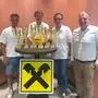 GAK-Vizekapitän Tobias Koch (l.) bei der Präsentation des 7. Raiffeisen-Cups in der Raiffeisenbank Straß
