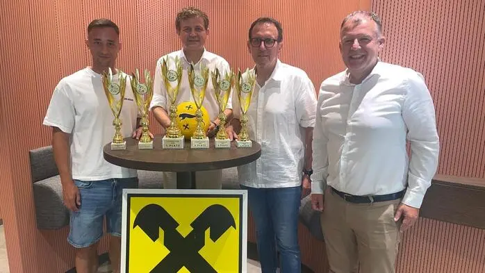 GAK-Vizekapitän Tobias Koch (l.) bei der Präsentation des 7. Raiffeisen-Cups in der Raiffeisenbank Straß