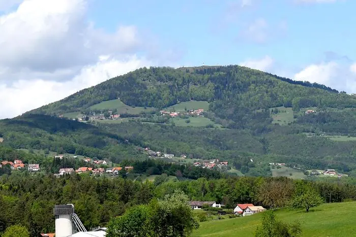 Bei der Fahrt vom Kulm hinab kam der Motorradfahrer von der Straße ab und stürzte einen Abhang hinab