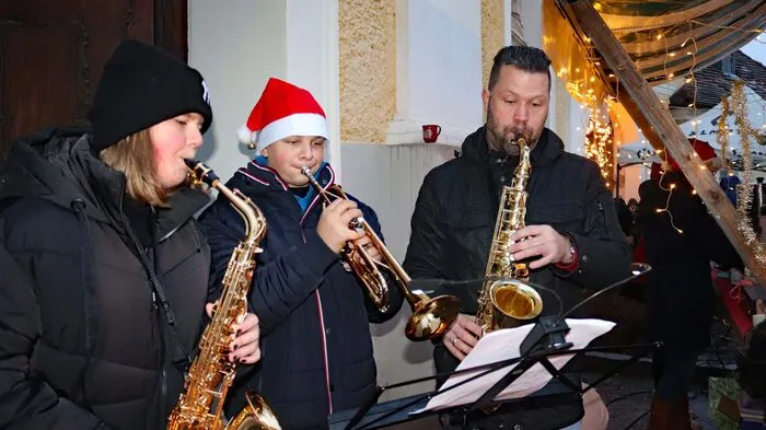 Einen fulminanten Auftakt, im wahrsten Sinn des Wortes, setzte das Lavantinum mit seinem Kinderadvent, vor der Basilika. Spiel, Gesang, Musik, sehr gewählt und gut vorgetragenes Wort, eine "Lebende Krippe" usw. erfreuten zahlreiche Besucher. Viel Musik auch von Christoph Murke (rechts) und Andy Collett