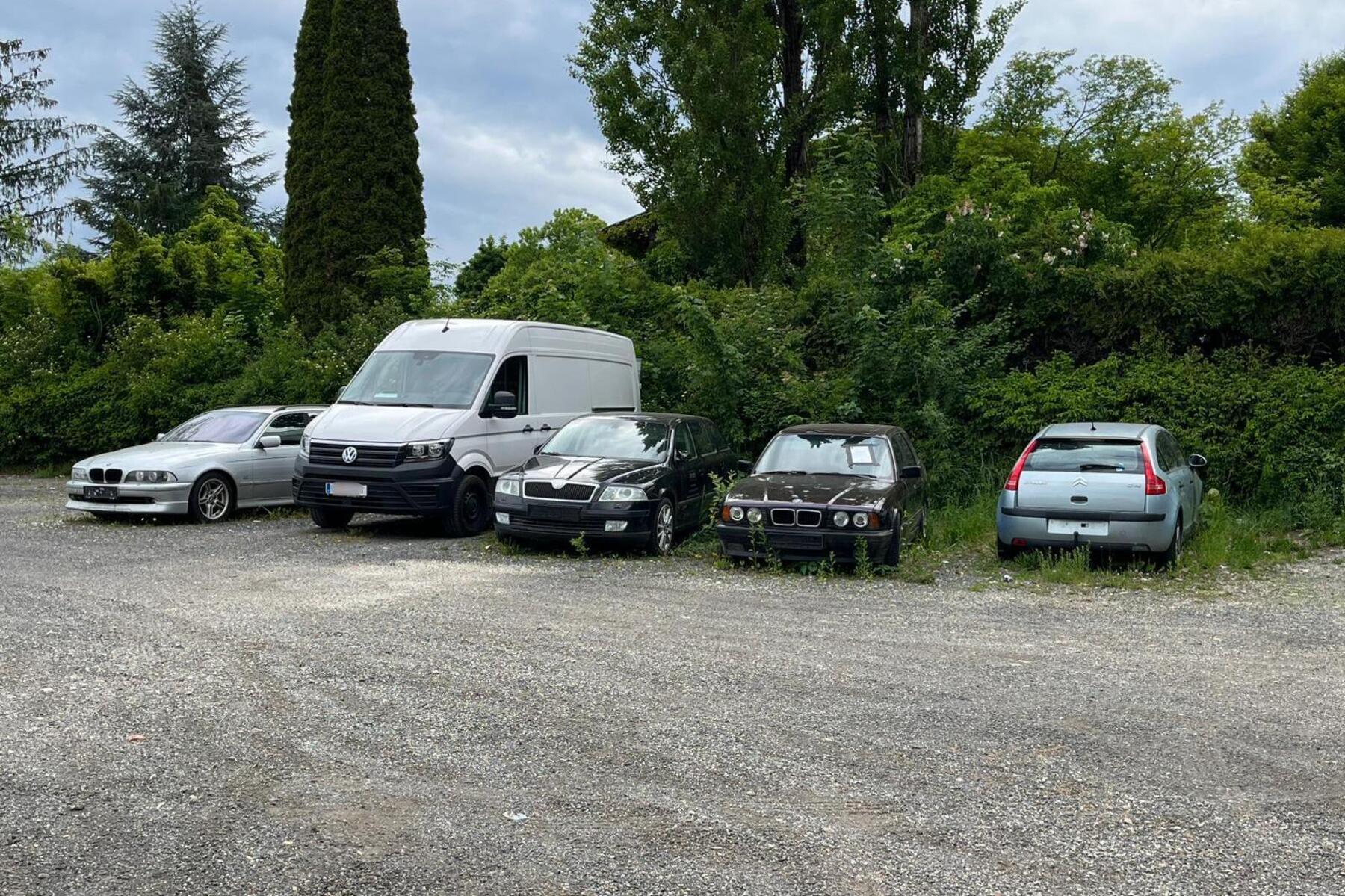 Illegal entsorgt?: Stadt sucht die Besitzer von mehreren herrenlosen Autos