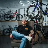 Rene Rainer erfüllt sich mit „Bikerr“ einen beruflichen Traum. Eröffnet wird am kommenden Samstag mit Kuchen und Getränken