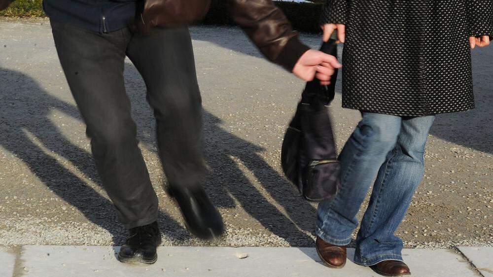Die Täter entrissen unter anderem einer Frau die Handtasche