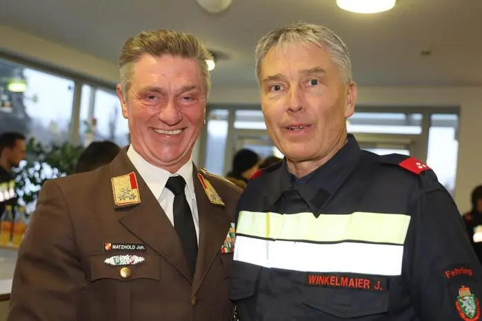  „Auch Feuerwehrleute sind oft mit Ersthilfesituationen konfrontiert, in denen das Wissen über die richtigen Maßnahmen entscheidend sein kann“, erklärt Bereichsfeuerwehrkommandant Johannes Matzhold. Im Bild mit Fehrings Bürgermeister Johann Winkelmaier