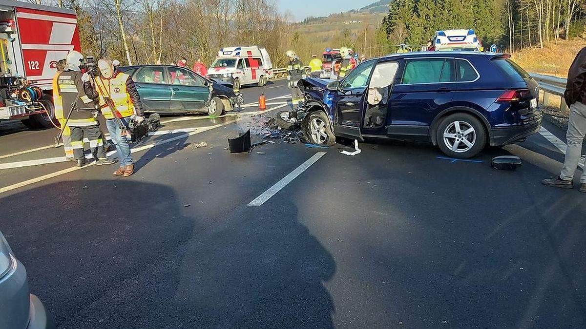 Zwei Autos waren auf der Zufahrt kollidiert