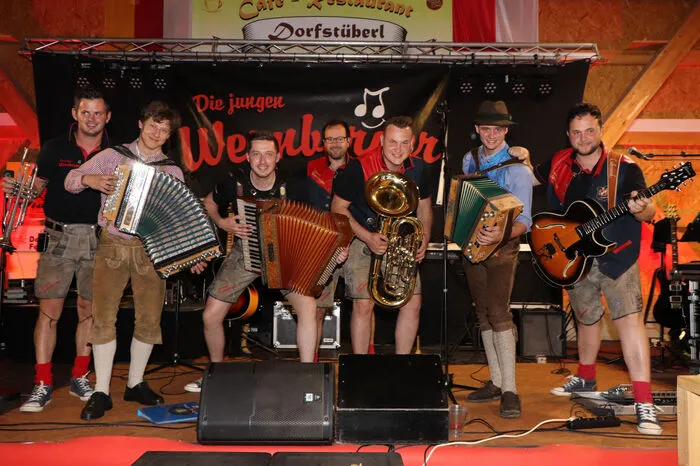 "Die jungen Wernberger"  mit Manuel Wieltschnig (Bandleader),  Prof. Igor Vrhnjak (Keyboard), Hansi Leitner (Drums), Patrick Rader (Gitarre) und Johannes Auernig (Bass) sowie   mit David Reinbnerger (LJ-Eberstein) und Andreas Stark (LJ-Glödnitz).