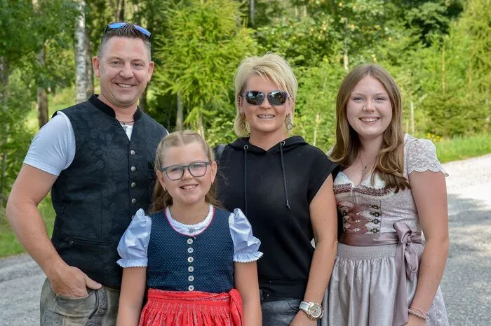 Für Speis und Trank war bestens gesorgt und „Die lustigen 2“ brachten mit ihren Musikstücken beste Kirchtagsstimmung Die Kleinsten konnten sich in einer Hüpfburg vergnügen und die „Scharfschützen“ maßen ihre Zielgenauigkeit am Schießstand.