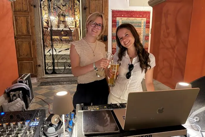 Mit lässigen Beats umrahmte den Abend das DJ Duo „THEA und SO4“ von Austrovinyl musikalisch