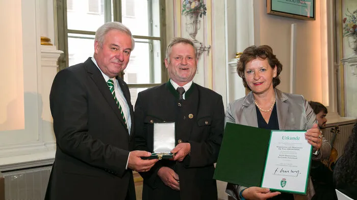 Großes Ehrenzeichen für Franz Großschädl, Bürgermeister a.D. von Schwarzau